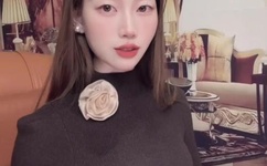 貂蝉乳头被虫子吸出白色液体